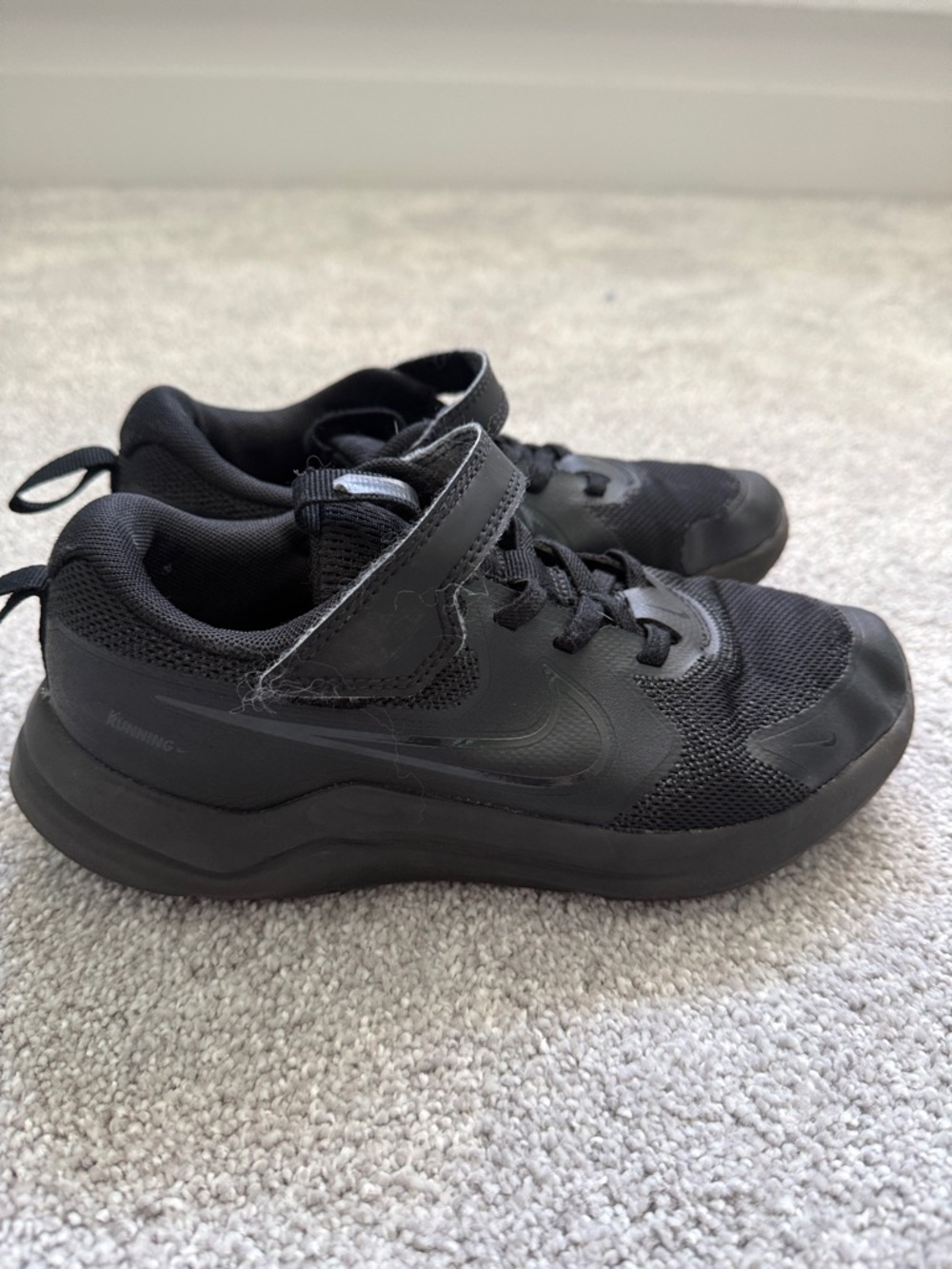 Nike Kids Black Mesh Hook-and-Loop Sneakers